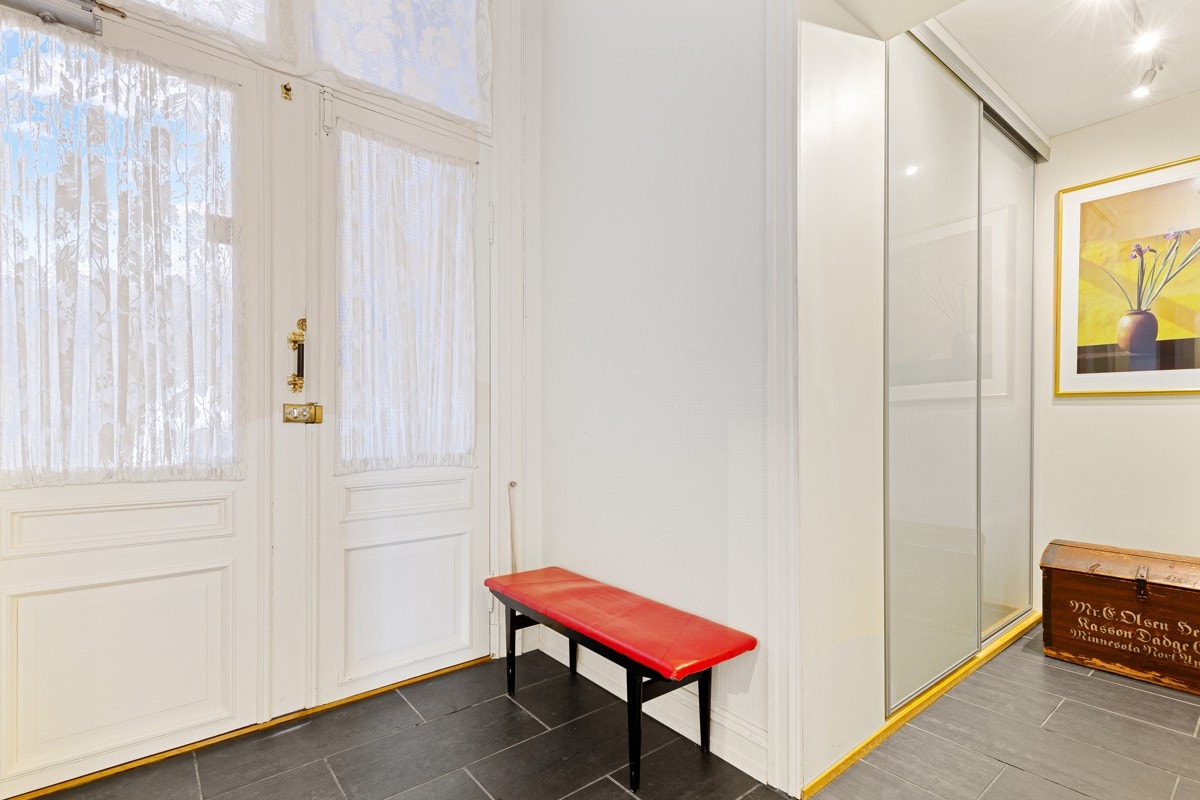I entreen er det montert skyvedørsgarderobe. I hallen var det tidligere døråpning inn mot hybel, men her er det nå skap. Galleribilde