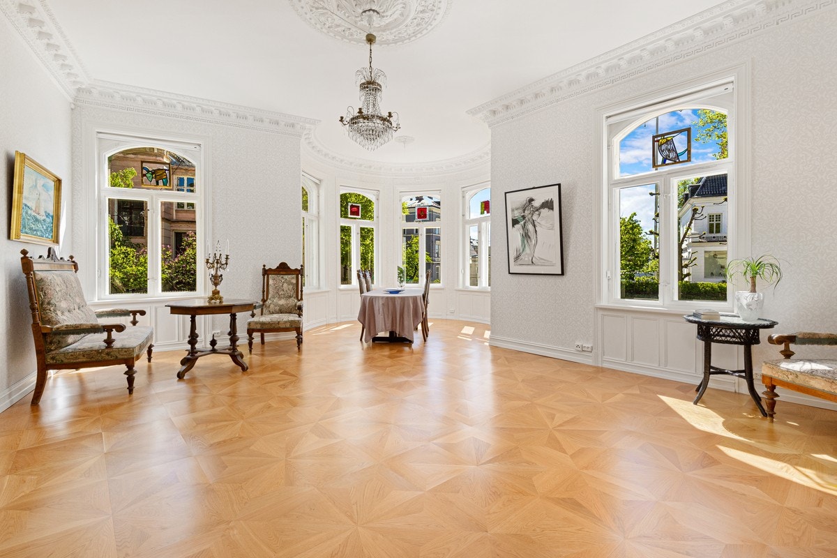 Tårnstuen er hovedstuen - et aldeles nydelig rom med unik design, ekstra takhøyde og flotte detaljer. Galleribilde