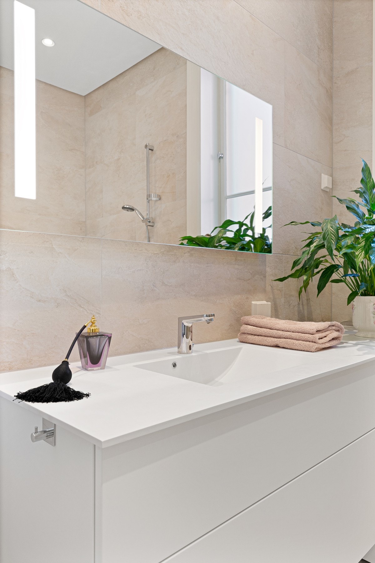 Innredningen er fra Kvik og består av en heldekkende servant med hvite underskuffer. Galleribilde