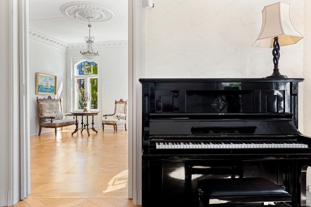 Flere rom har vakre rosetter og intrikat stukkatur. Ekstra takhøyde og store vinduer gir en herskapelig romfølelse. Galleribilde