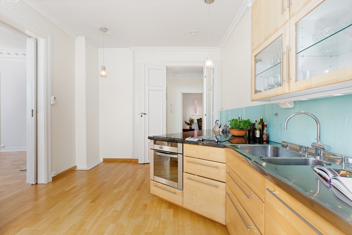 Hvitevarene er integrerte og består av platetopp og stekeovn fra BEHA, samt grill og oppvaskmaskin fra Siemens. Galleribilde