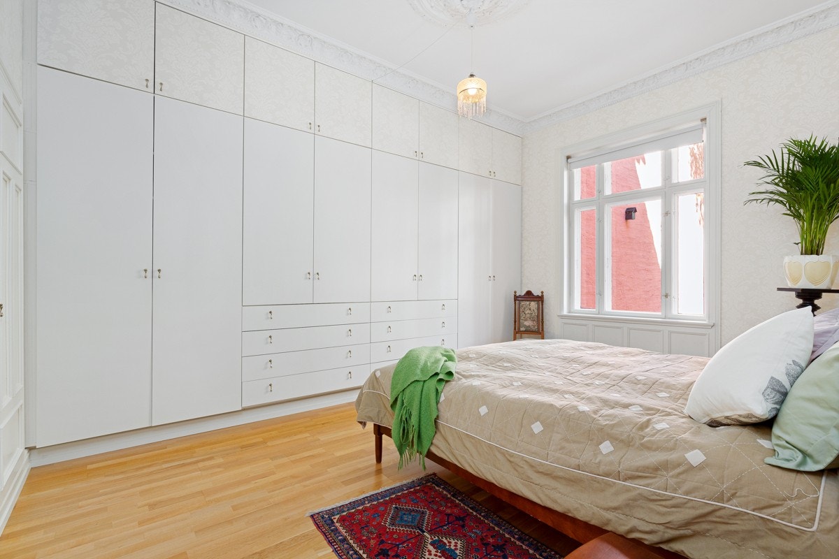 Hovedsoverommet har original rosett og stukkatur. Rommet har også plassbygd innredning på hele den ene veggen. Galleribilde