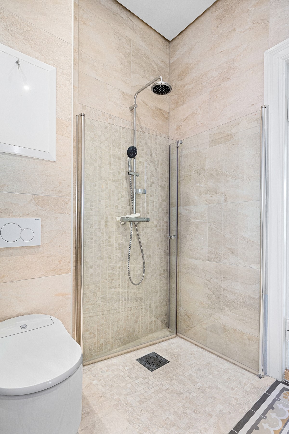 Badet har både dusj og et deilig badekar. Galleribilde