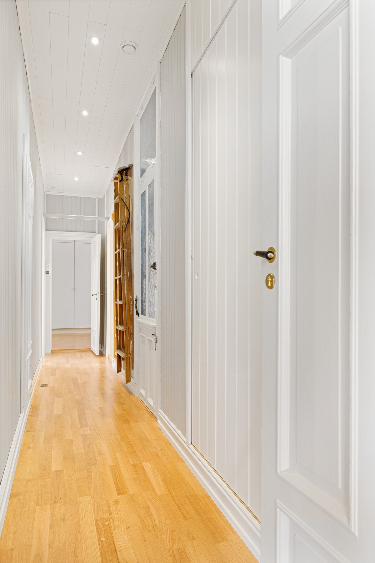 Det er gulvvarme i hele leiligheten, og det er montert downlights i flere rom. Galleribilde