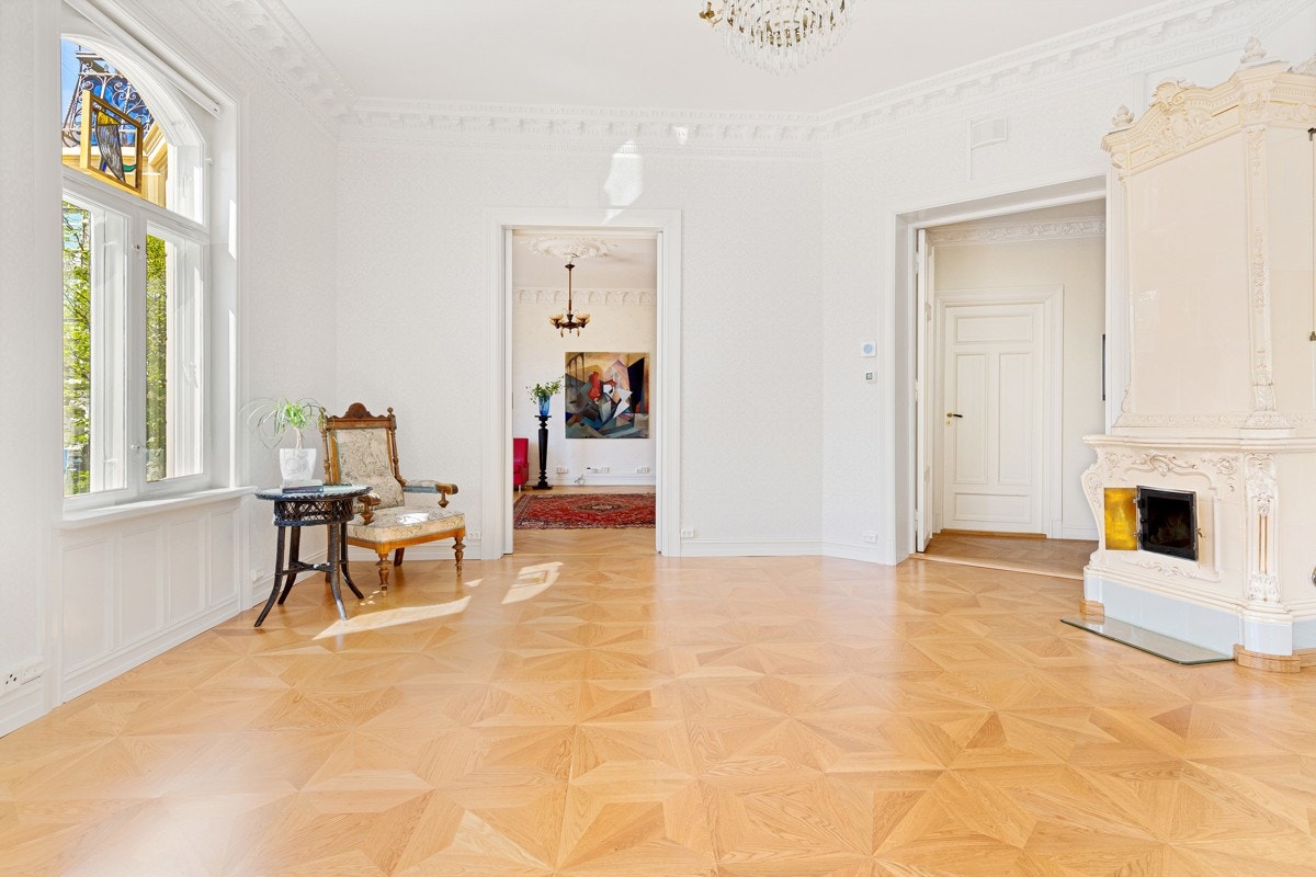 Det er varme i gulvet, og stuen har også en lekker, original kakkelovn. Galleribilde