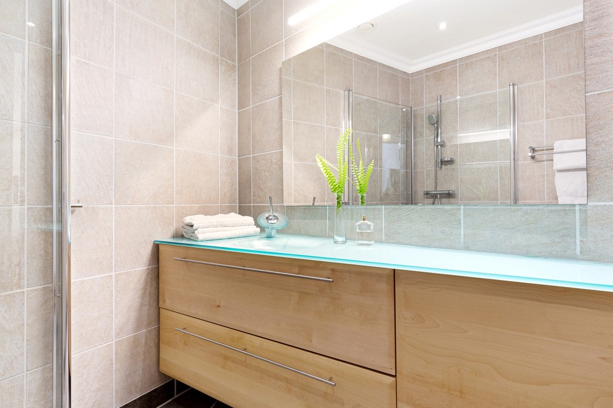 Innredningen har en spesialbestilt glasservant laget av Artelina i Italia - levert av glassmester Berglund. Galleribilde