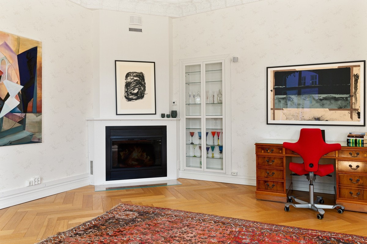 I den ene stuen er det montert en stemningsfull Vision Line 36 peis fra Peisselskabet. Galleribilde