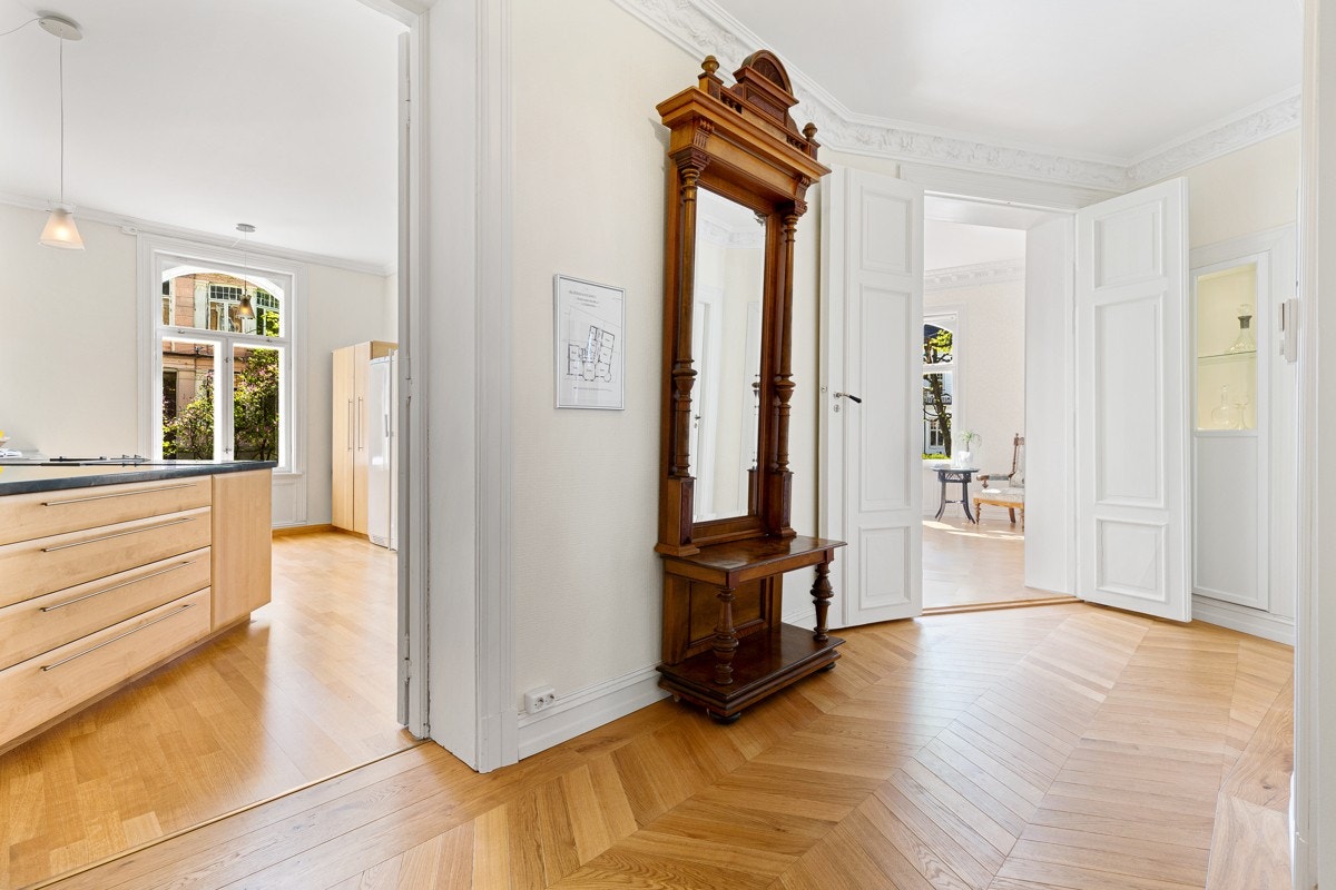 Leiligheten har en romslig planløsning med hele tre stuer - "tårnstuen", "karnappstuen" og "guttestuen". Galleribilde