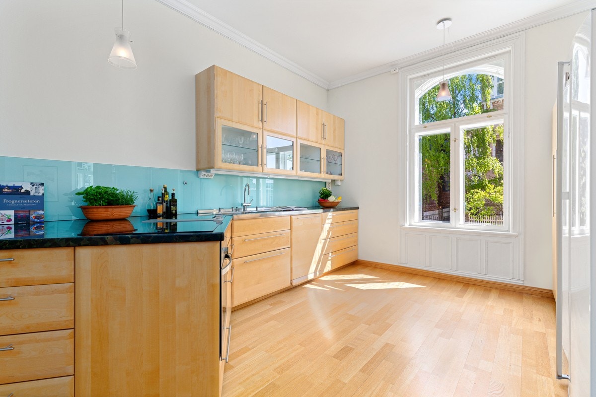 Kjøkkenet er stort og trivelig med stilfull innredning og ekstra takhøyde. Et stort vindu slipper inn rikelig med lys. Galleribilde