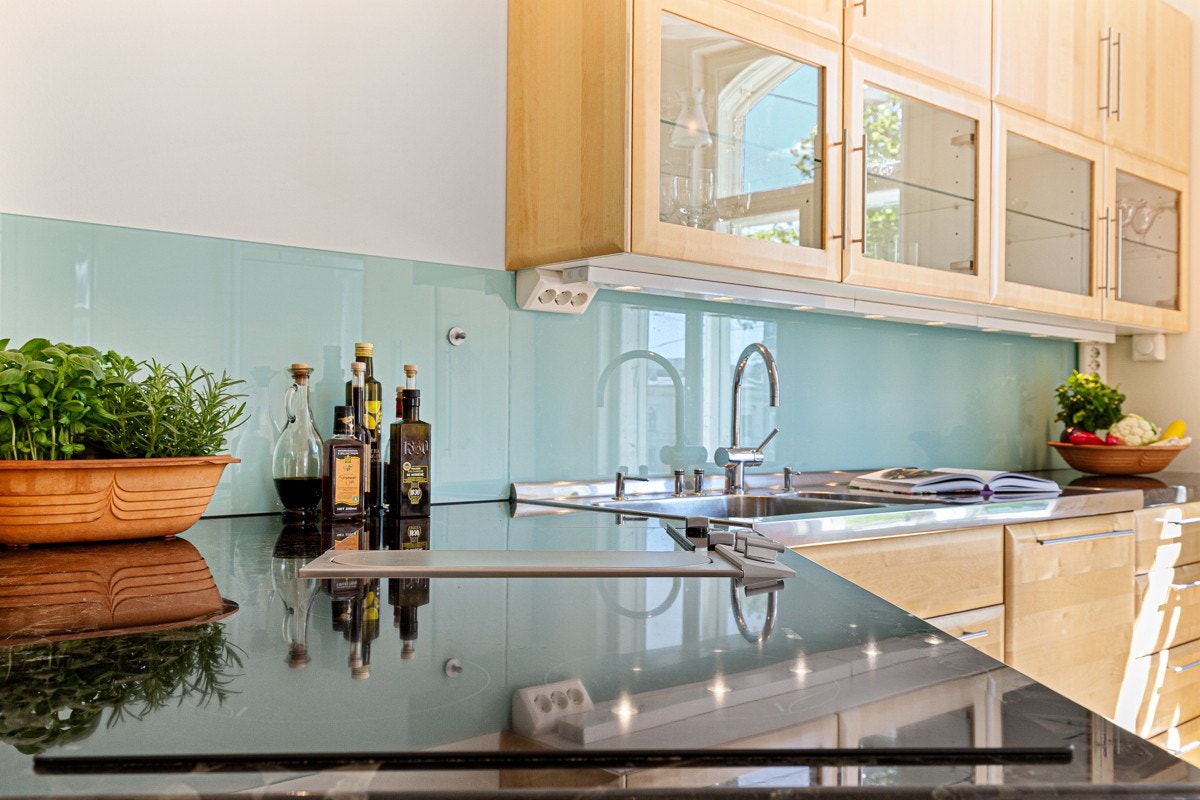 Det er montert vannvarmer i benken, og det er farget glass på veggen over benken. Galleribilde