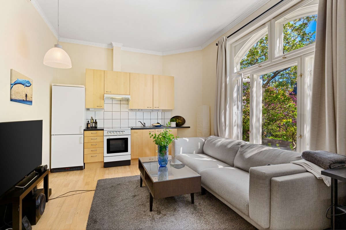 Hybeldelen ble etablert i 2004 og har egen inngang. Hybelen inneholder entré, bad og stue/kjøkken/sovealkove. Galleribilde