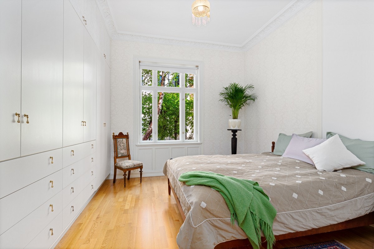 Leiligheten har tre lyse, luftige soverom, alle med parkettgulv og lun gulvvarme. Galleribilde