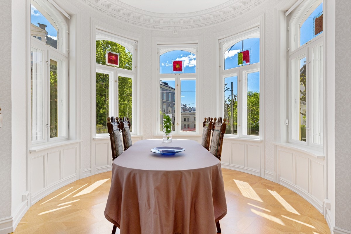 Store vinduer på flere vegger gir et fantastisk gjennomlys. Galleribilde