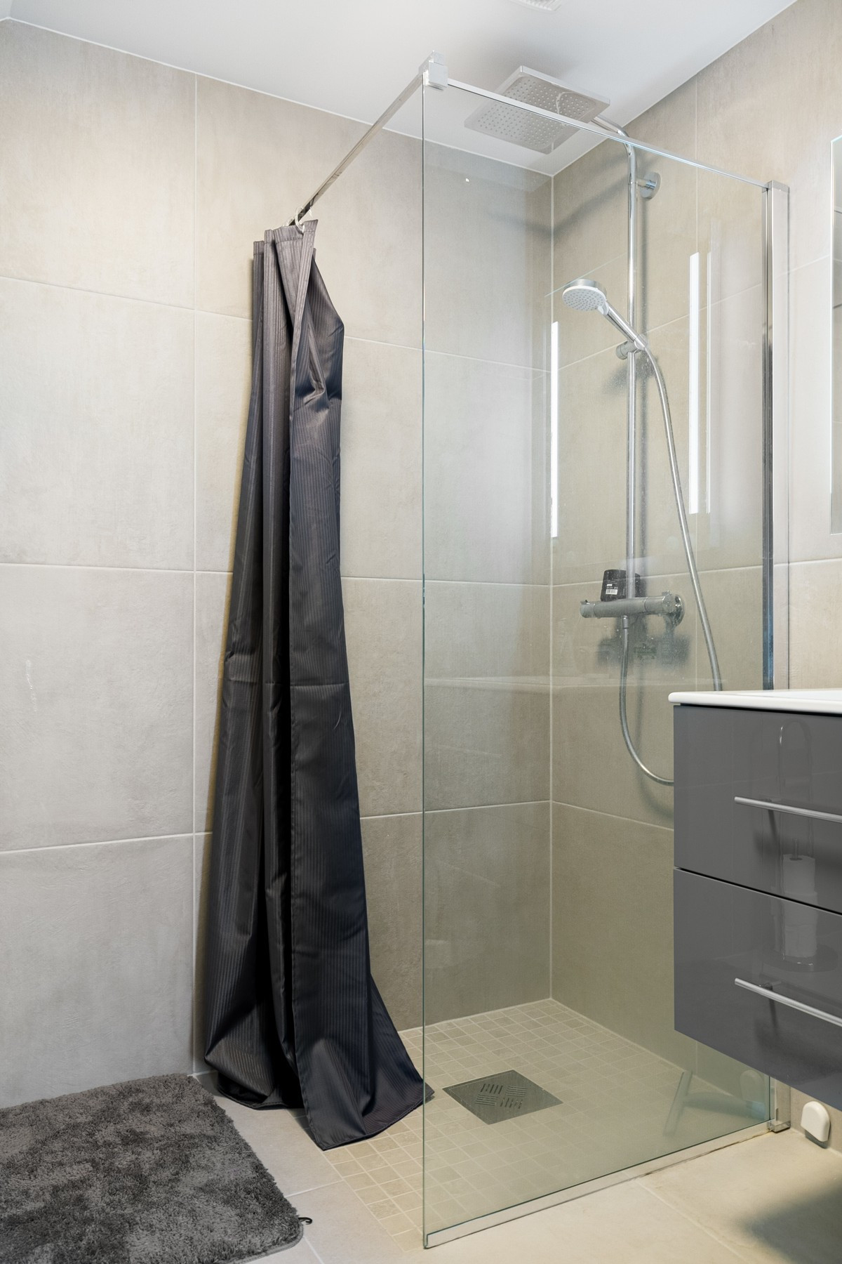 Badet på utleiedelen er også komplett flislagt. Her er det også opplegg for vaskemaskin