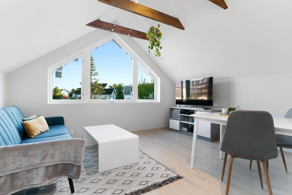 Stuen i utleiedelen er romslig med plass til sofa og spisebord
