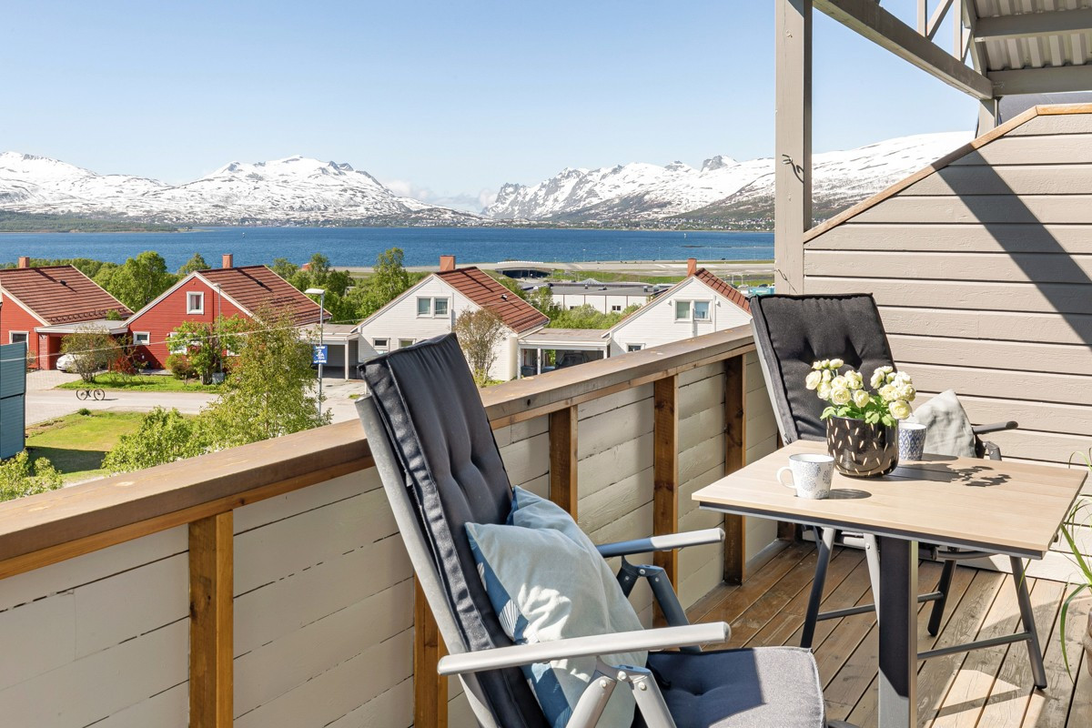 Terrassen er skjermet fra naboer og med flott utsikt