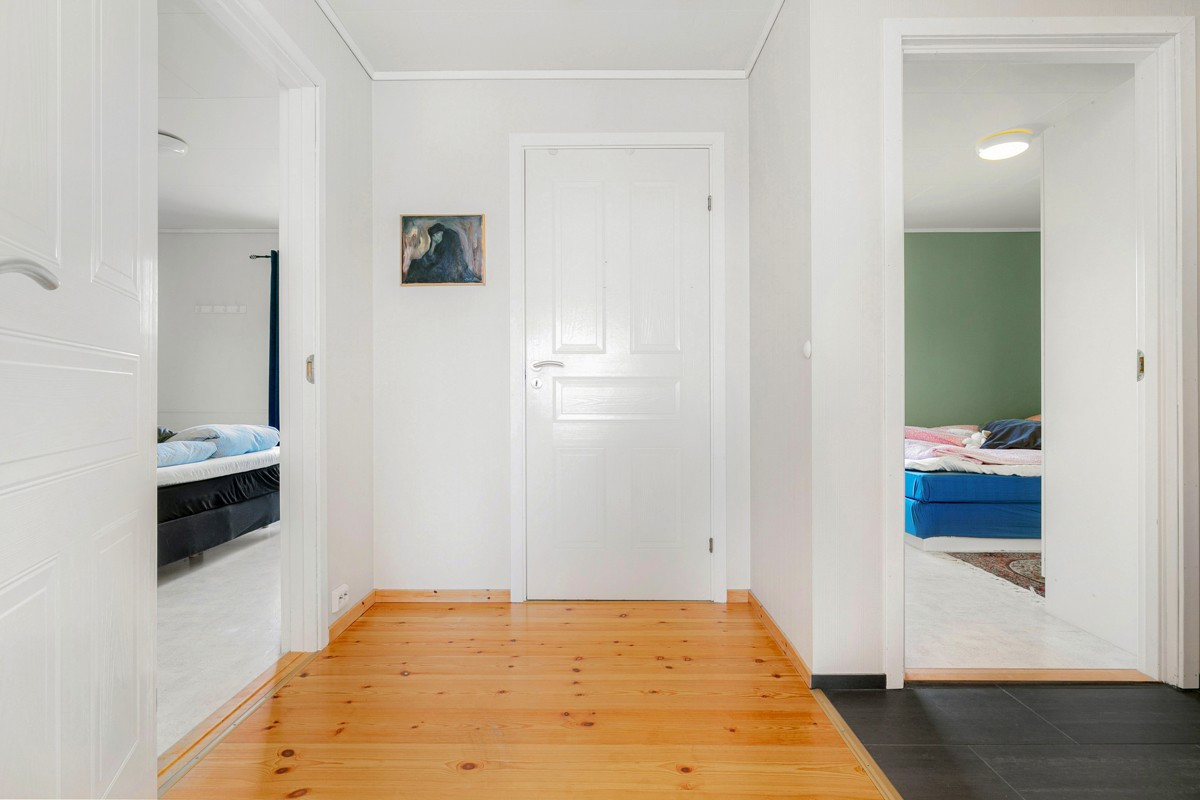 To soverom adskilt med praktisk bodrom