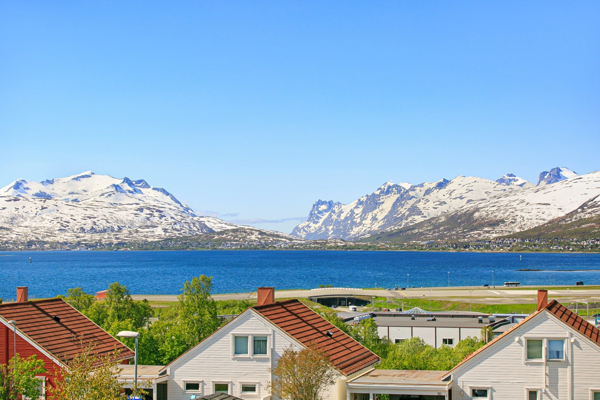 Fra leiligheten ser man helt til Ersfjorden og omkringliggende fjell og natur