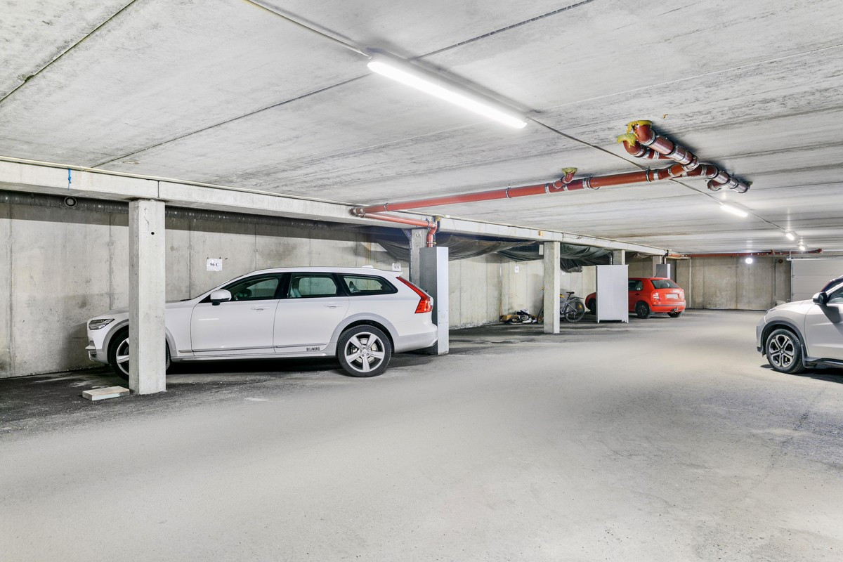 Parkeringsplass i garasje i byggets underetasje