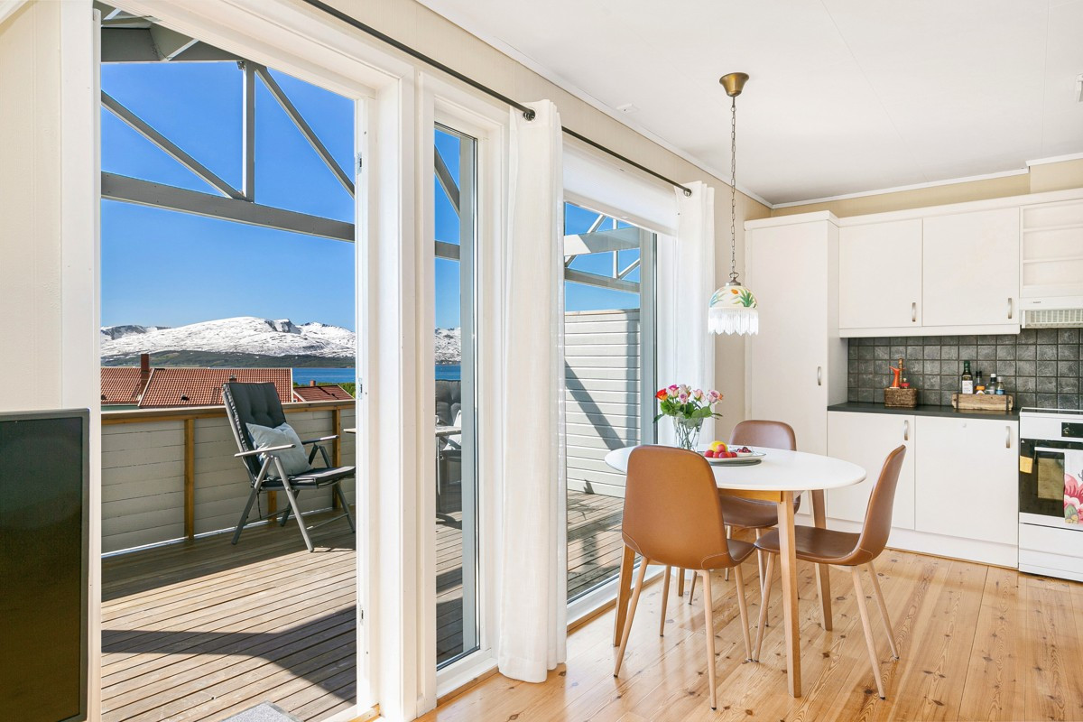 Utgang til solfylt terrasse