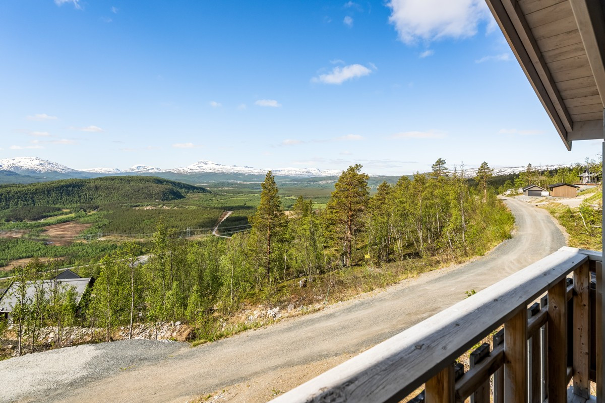 Hytta ligger i naturskjønne omgivelser med kort avstand til skog og mark