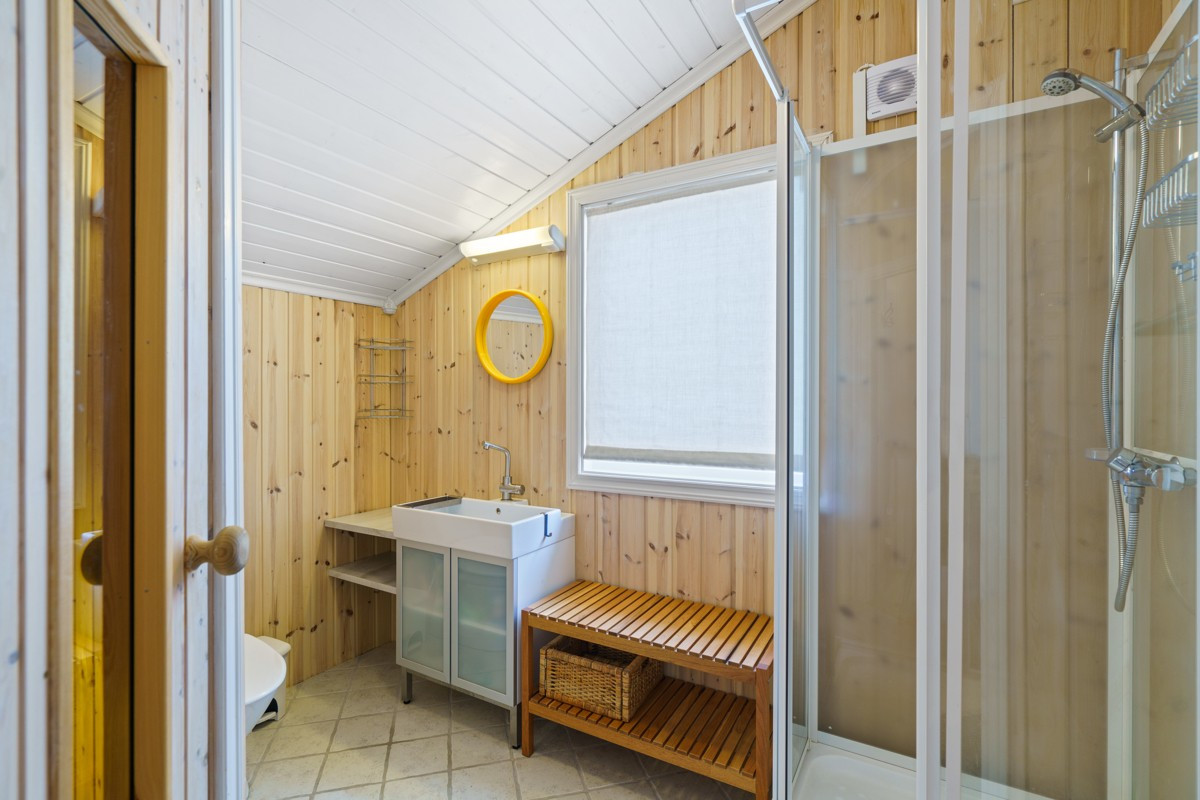 I 2.etasje finner man bad med badstue