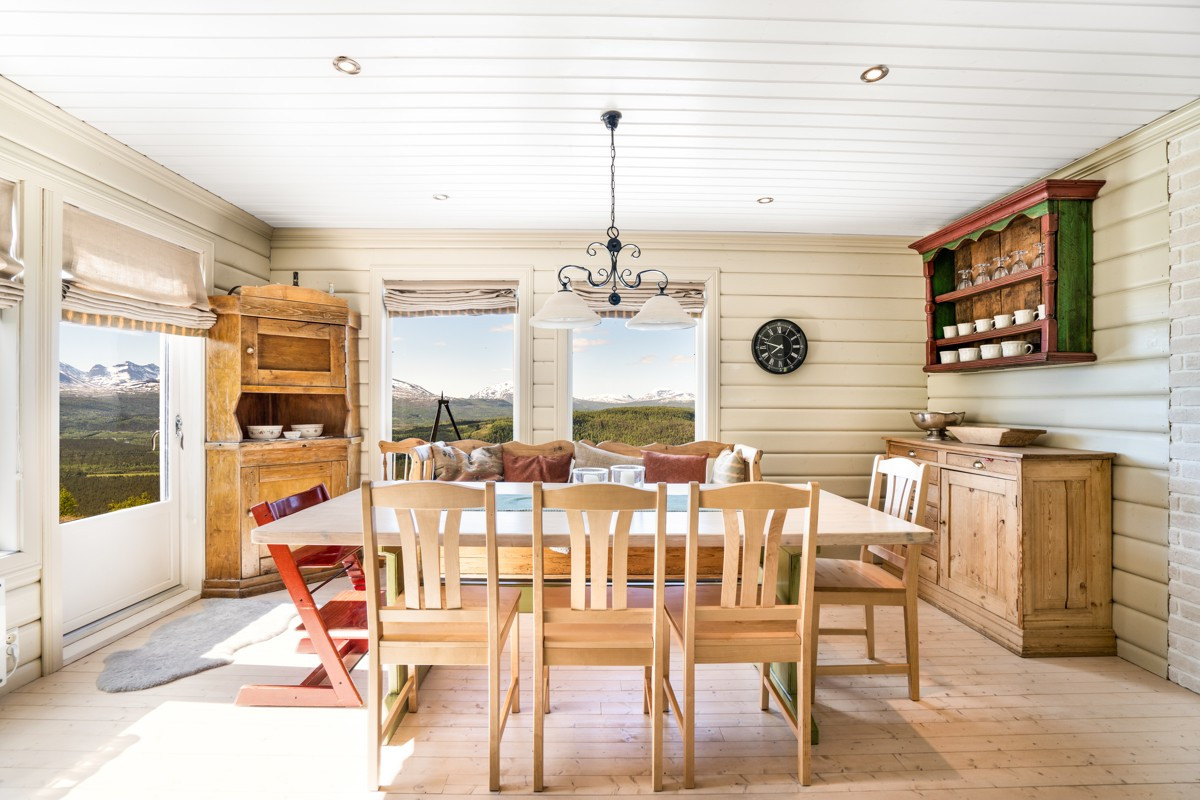 Fra spisestuen er det også utgang til terrasse