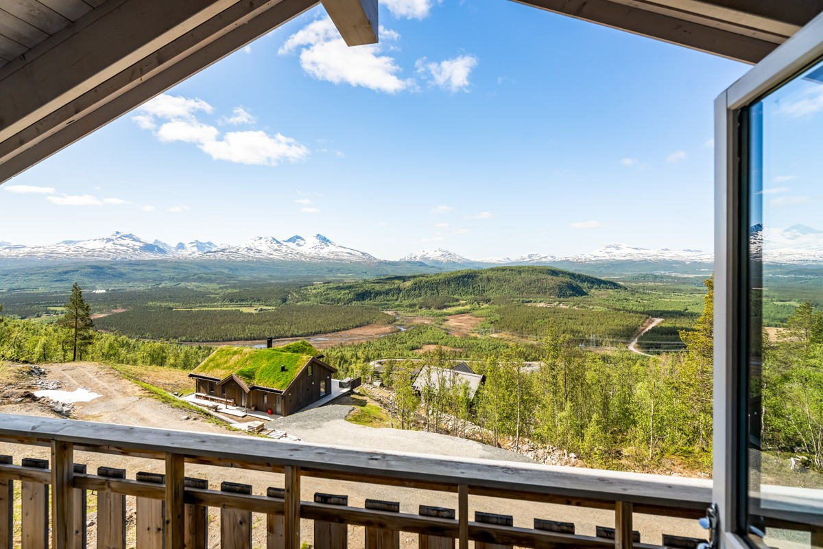 Fantastisk utsikt mot natur og fjell fra balkong i 2.etasje!