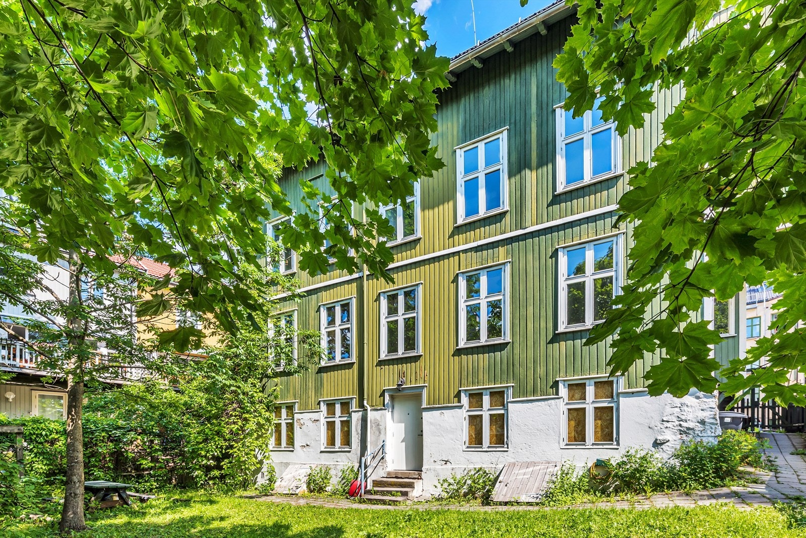 Stor eiendom over 4 plan (med loft) bestående av 5 leiligheter. Galleribilde