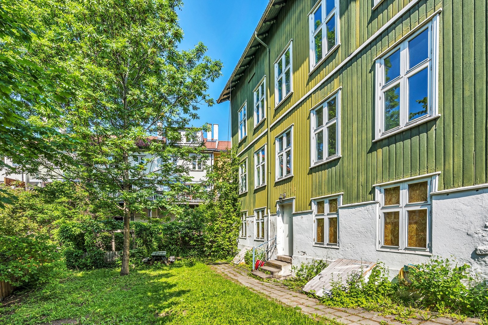 Idyllisk beliggenhet på Rodeløkka i skjermet gate. Huset disponerer egen solrik hage. Galleribilde
