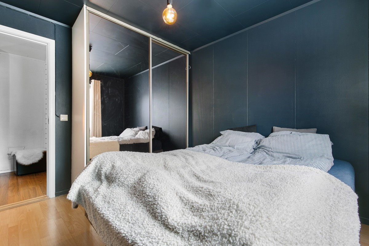 Skyvedørsgarderobe både på soverom og i entré.