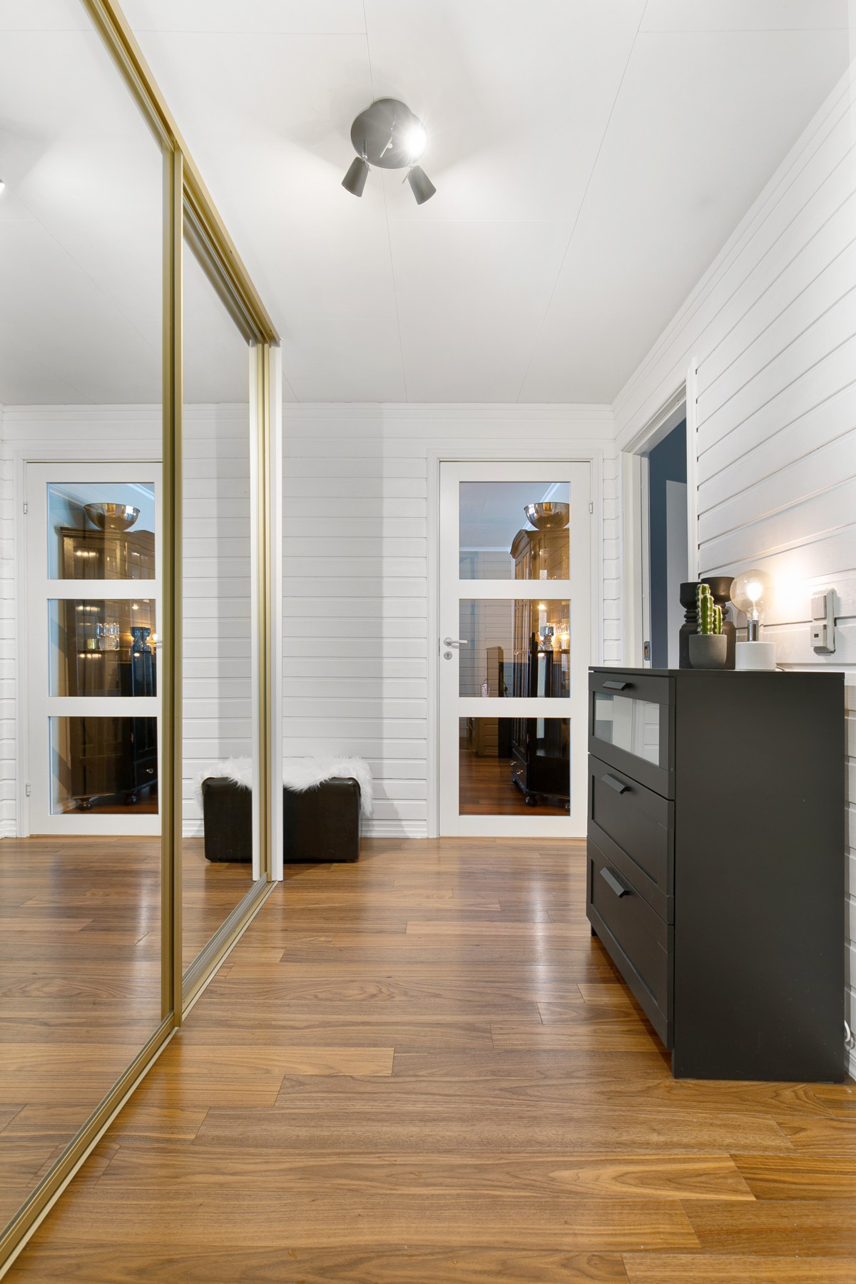 Entrè med romslig skyvedørsgarderobe