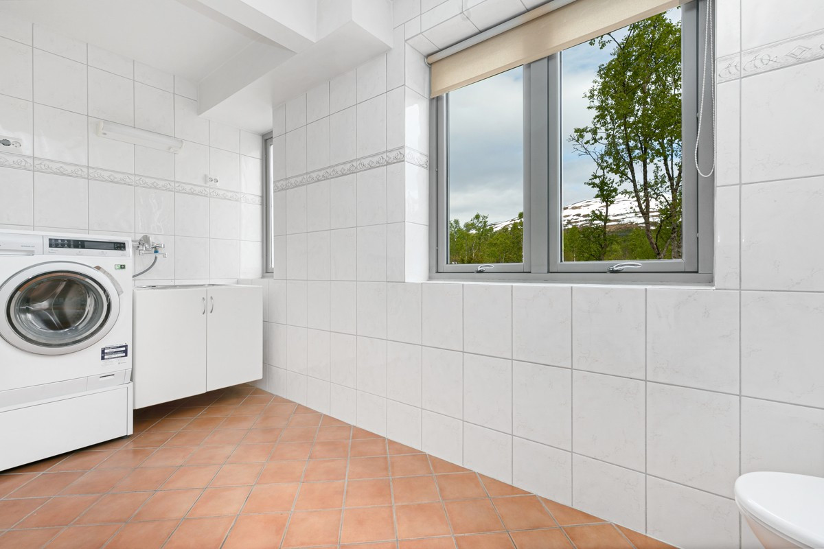 På badet i 1.etasje er det opplegg for vaskemaskin