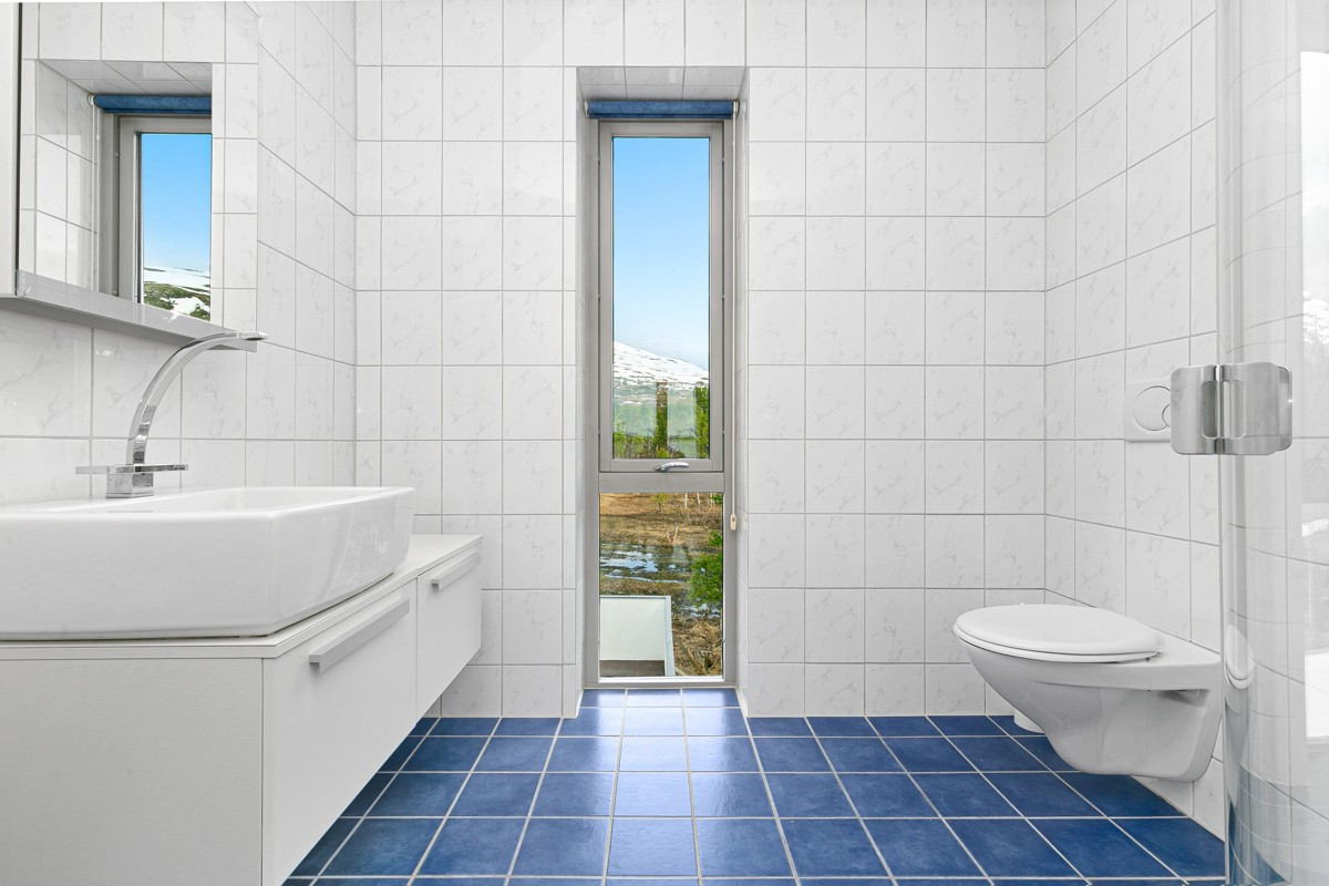 Badet i 2.etasje er komplett flislagt og har innlagt gulvvarme