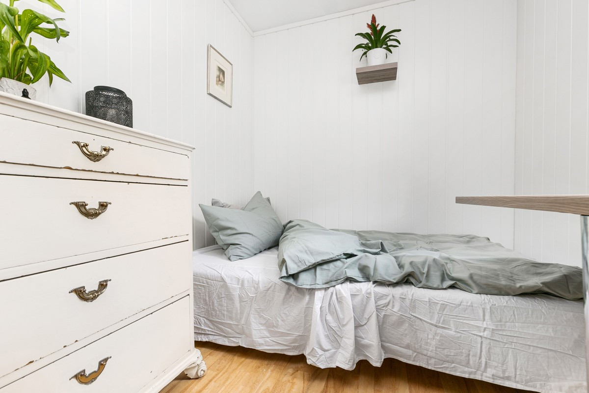Soverom 4 med plass til seng og oppbevaringsmøbel