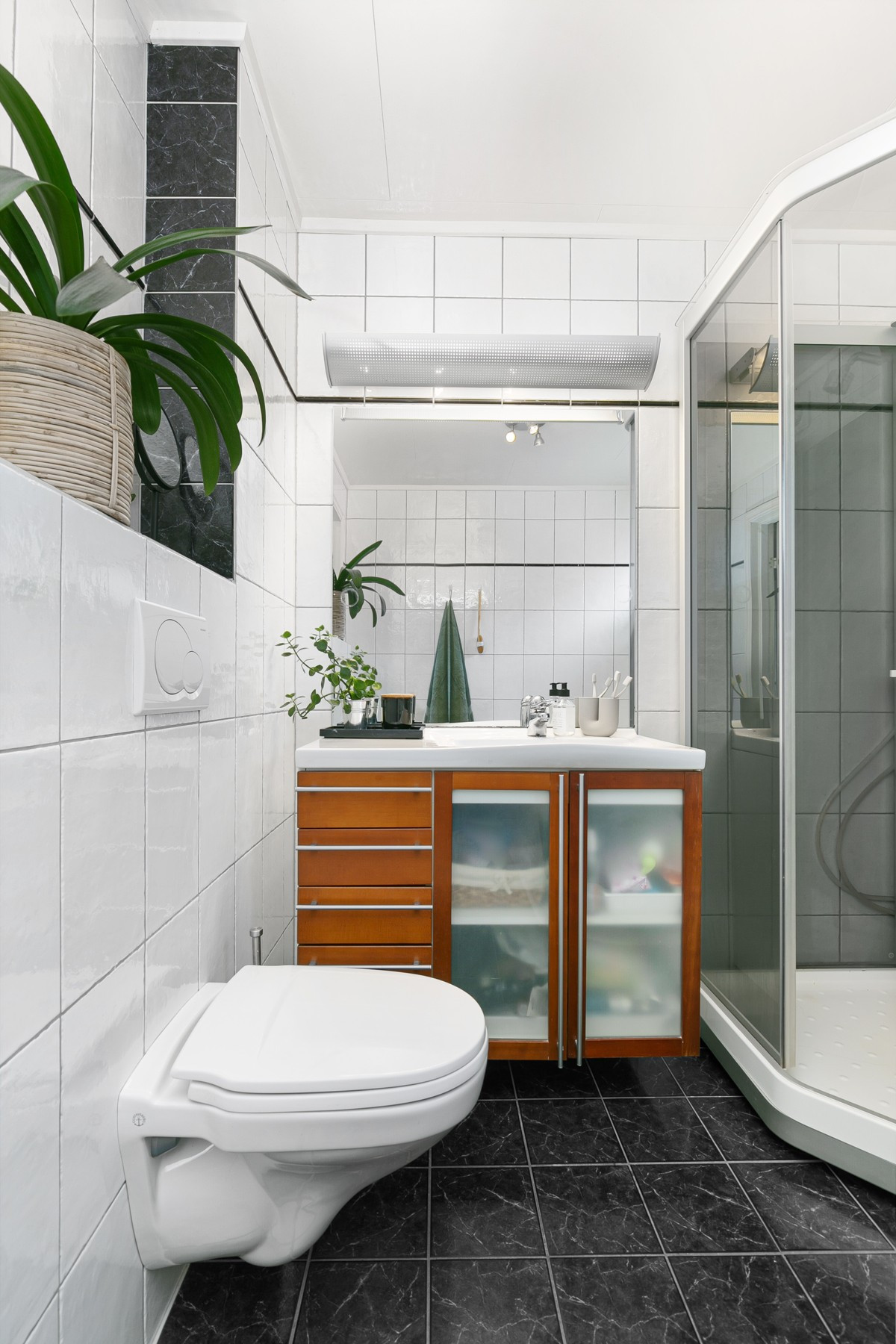 Badet i 0.etasje er også komplett flislagt med gulvvarme