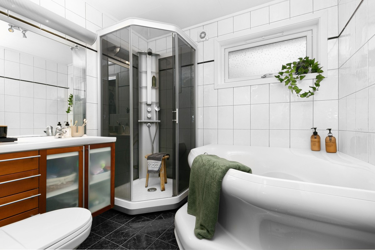 Badet er komplett flislagt med gulvvarme