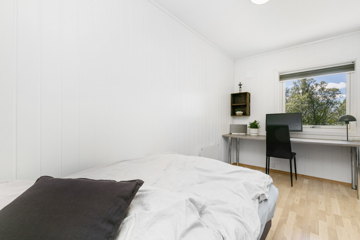 Soverom 2 har plass til stor seng og arbeidspult