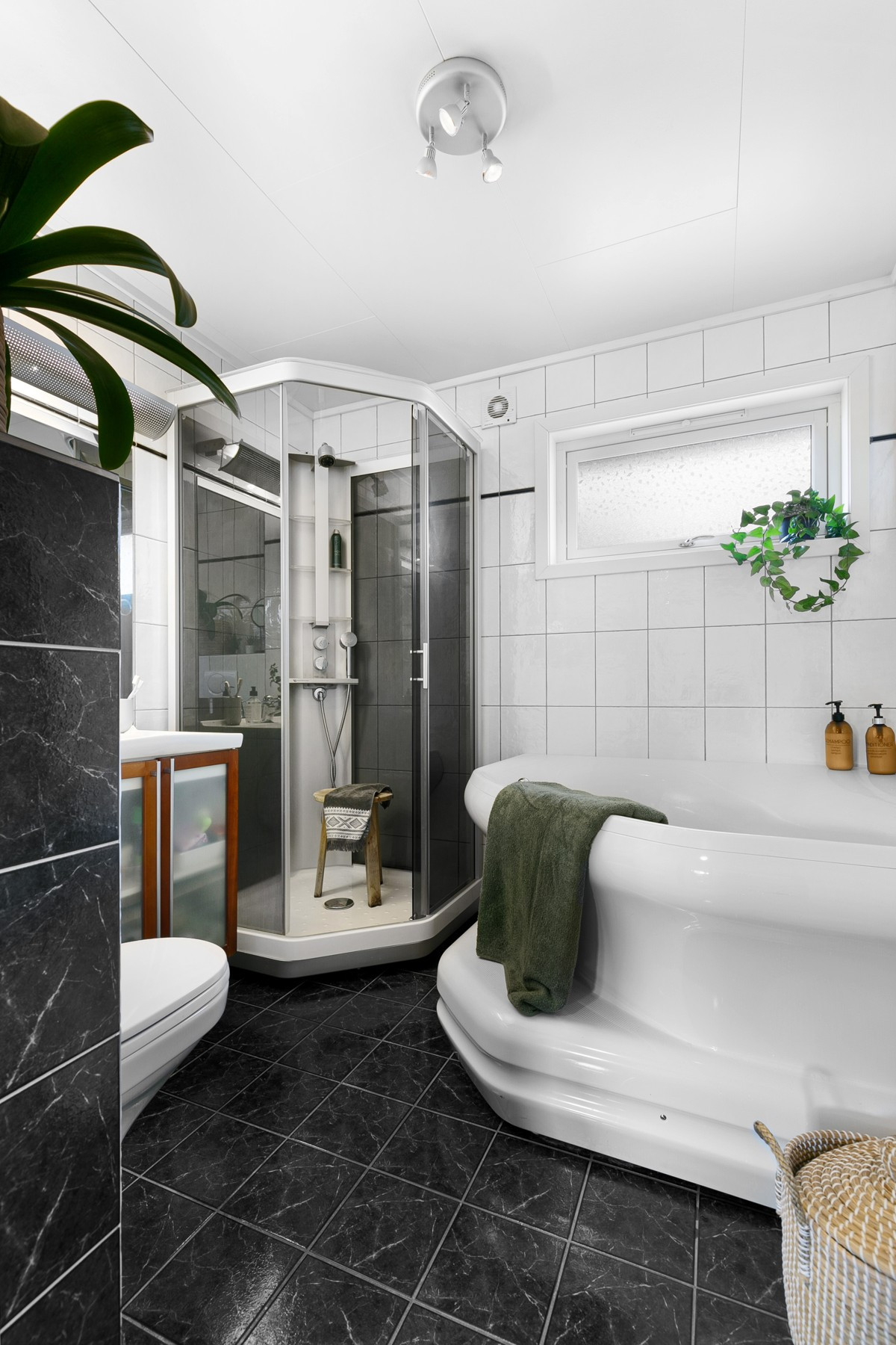 Badet er utstyrt med både dusjhjørne og badekar
