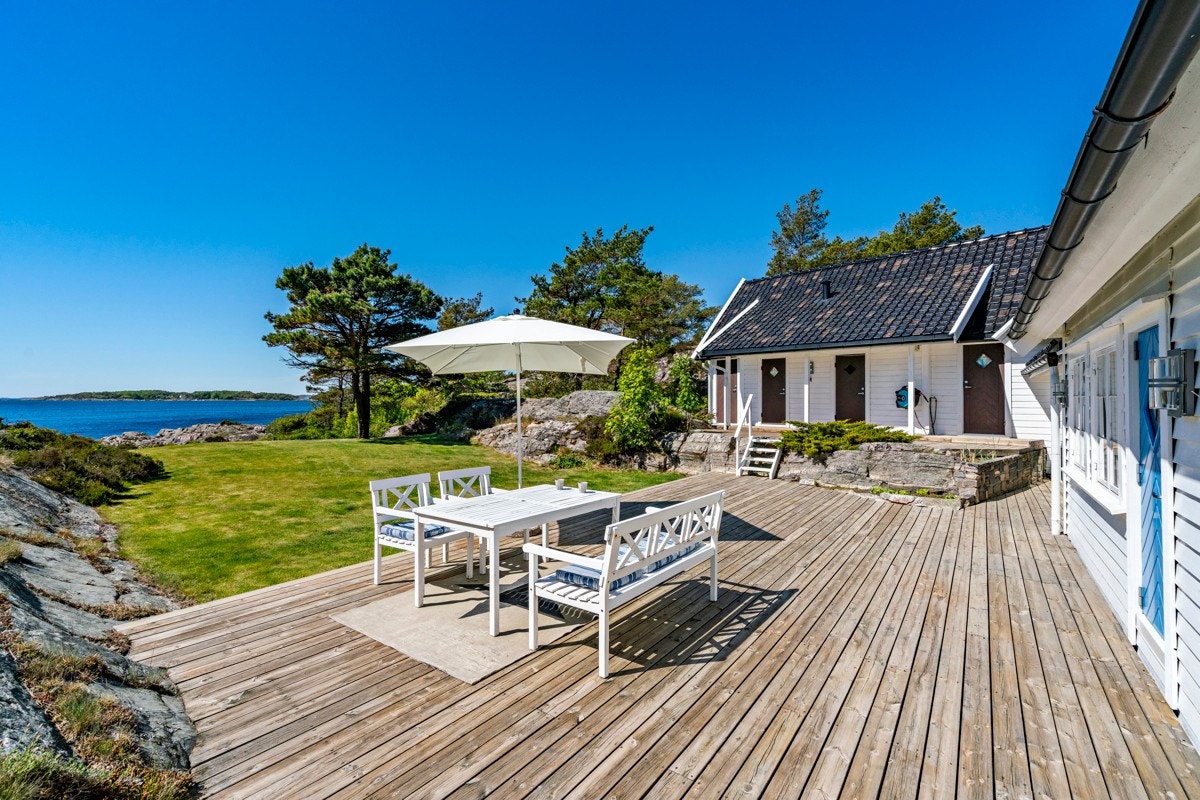 Stor treplatting utenfor hytten - mot sydvest Galleribilde