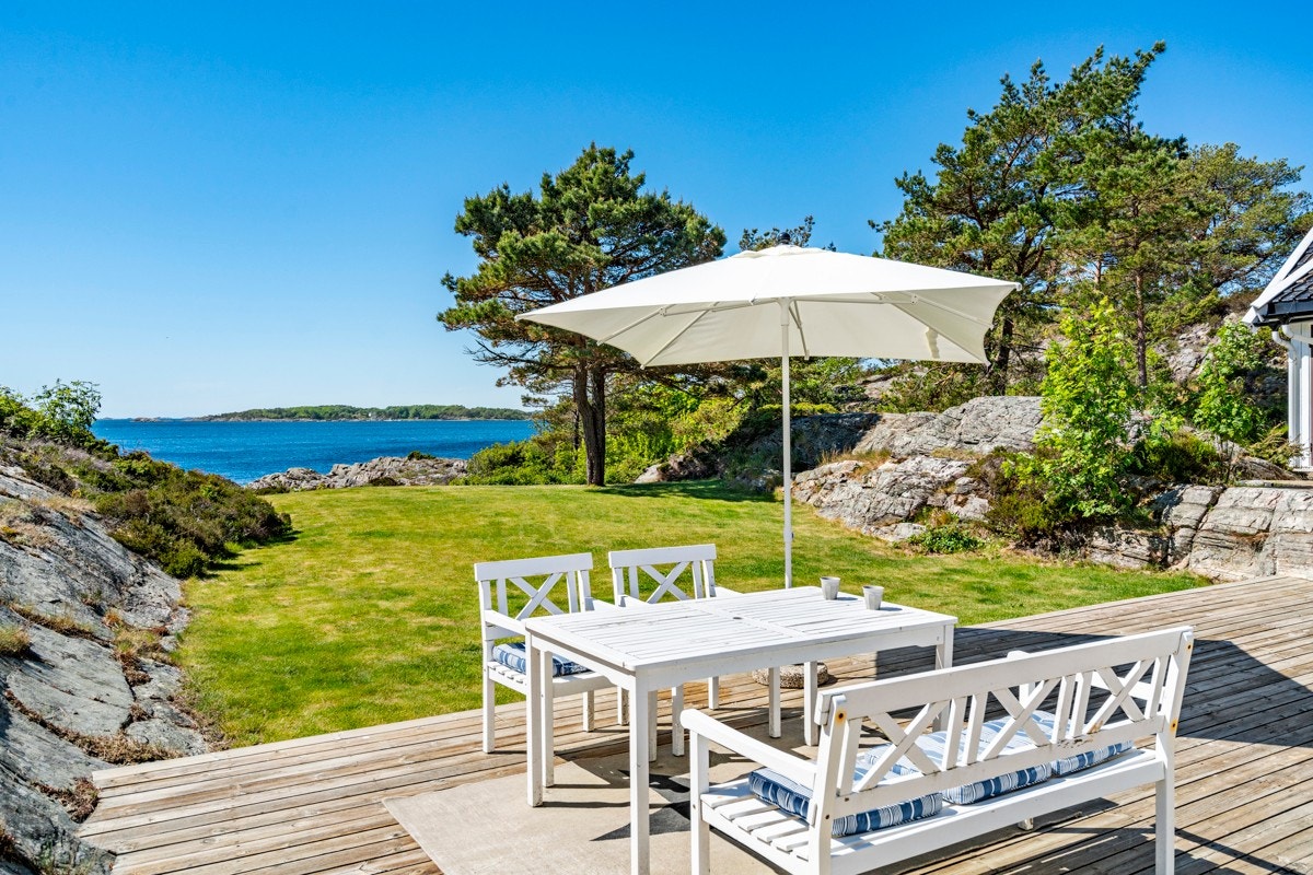 Nydelig utsikt fra sydvestsiden ut mot båtleia, havet og Oksø Fyr Galleribilde