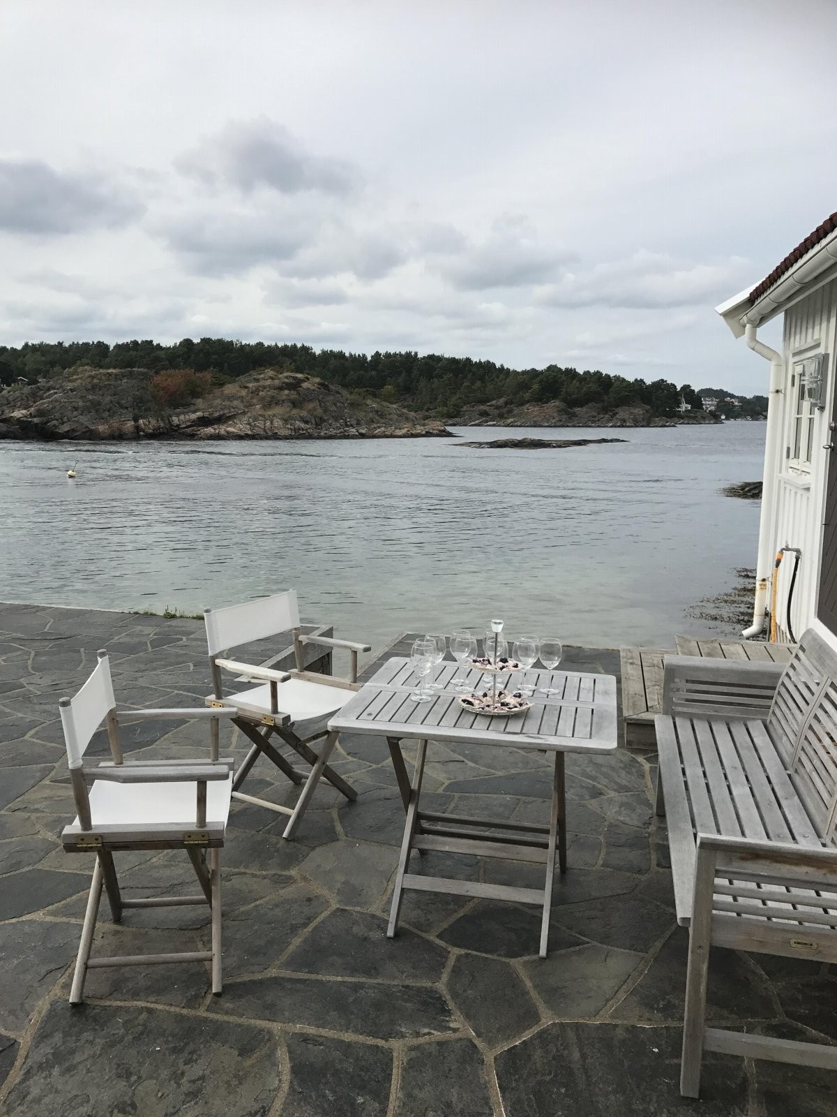 Fra bryggen utenfor den lille sjøbua Galleribilde