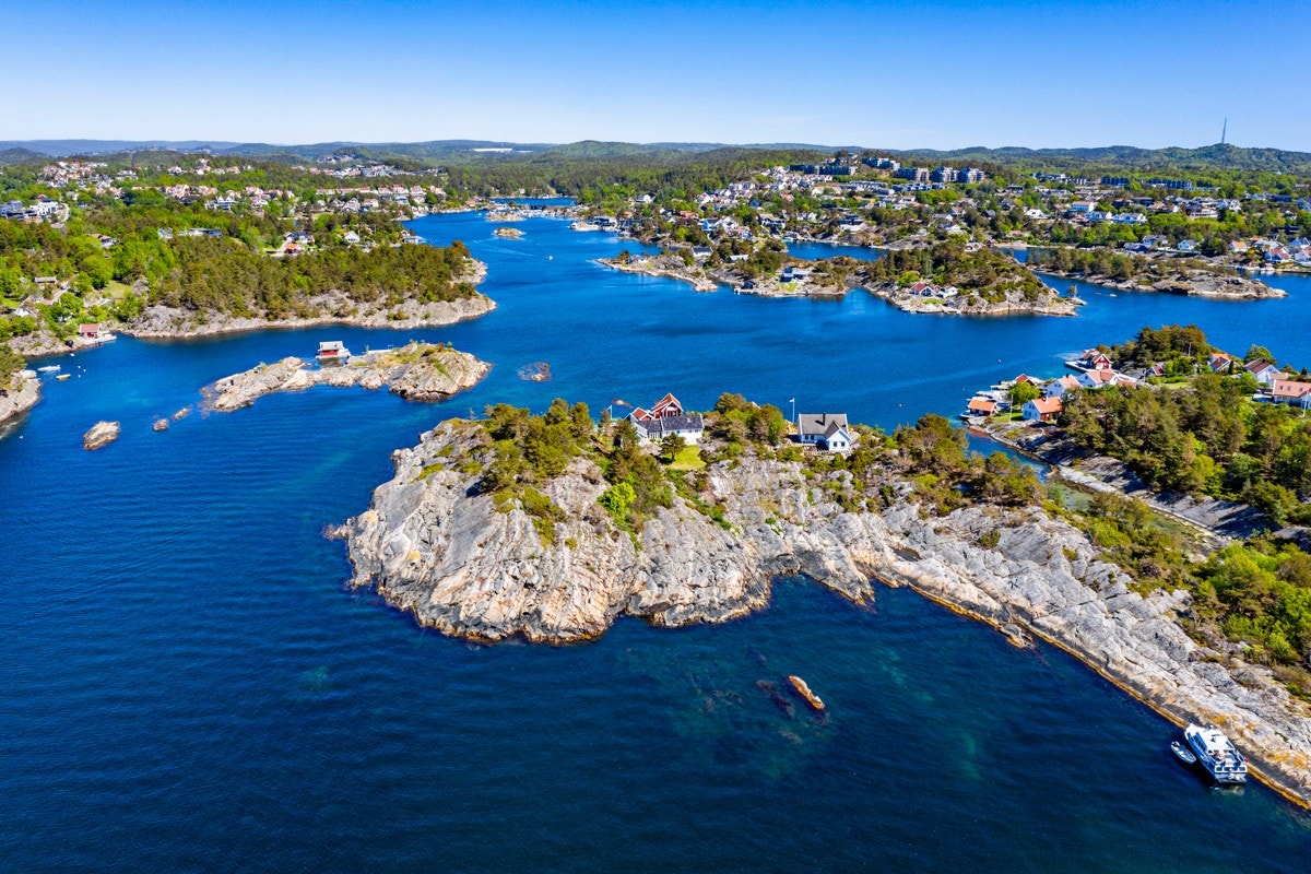 Dronefoto over området med FIdjekilen øverst i bildet Galleribilde