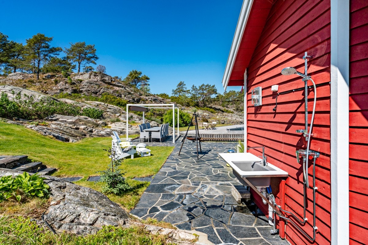 Utedusj utenfor sjøbua Galleribilde