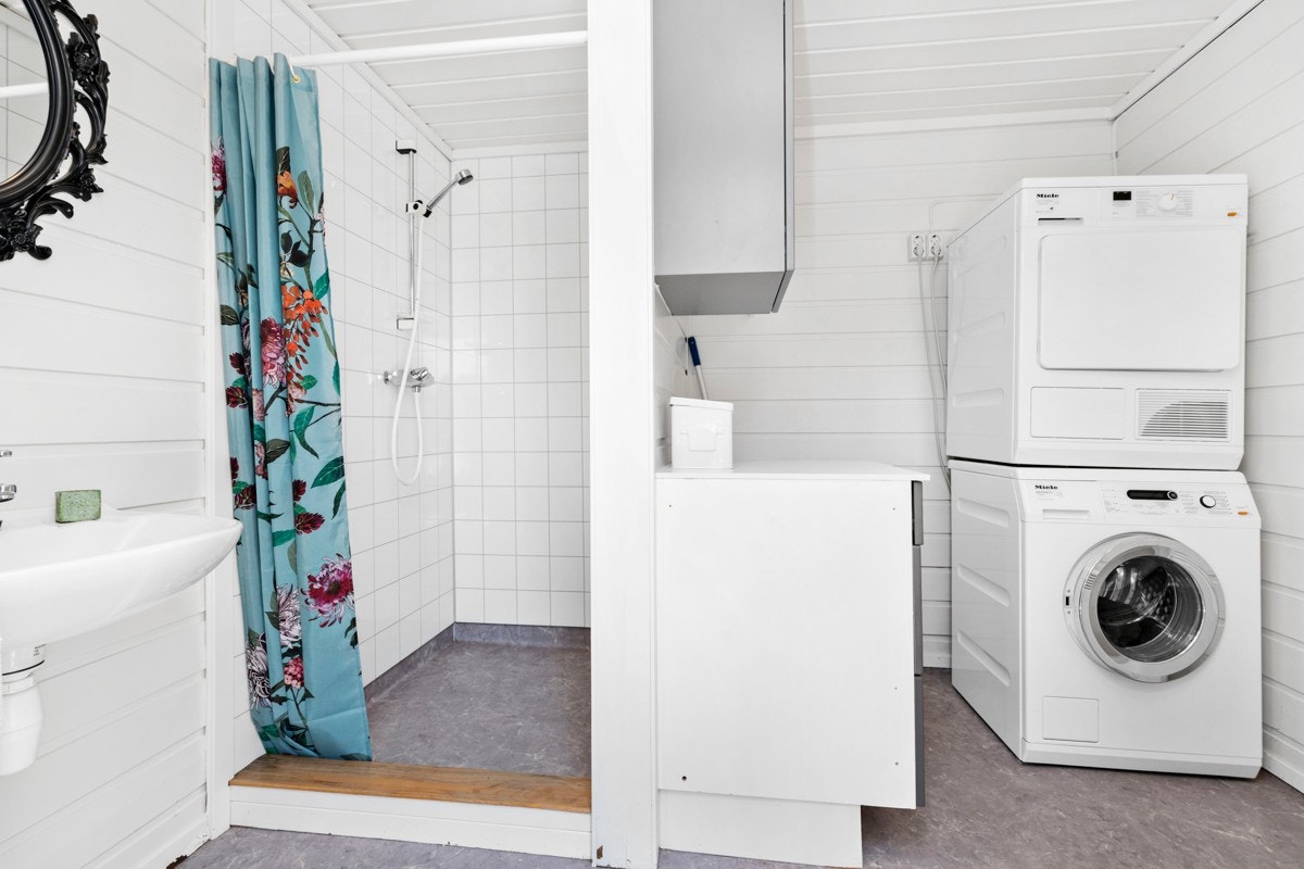 Fra bad 1 i den nye delen med vaskemaskin og tørketrommel Galleribilde