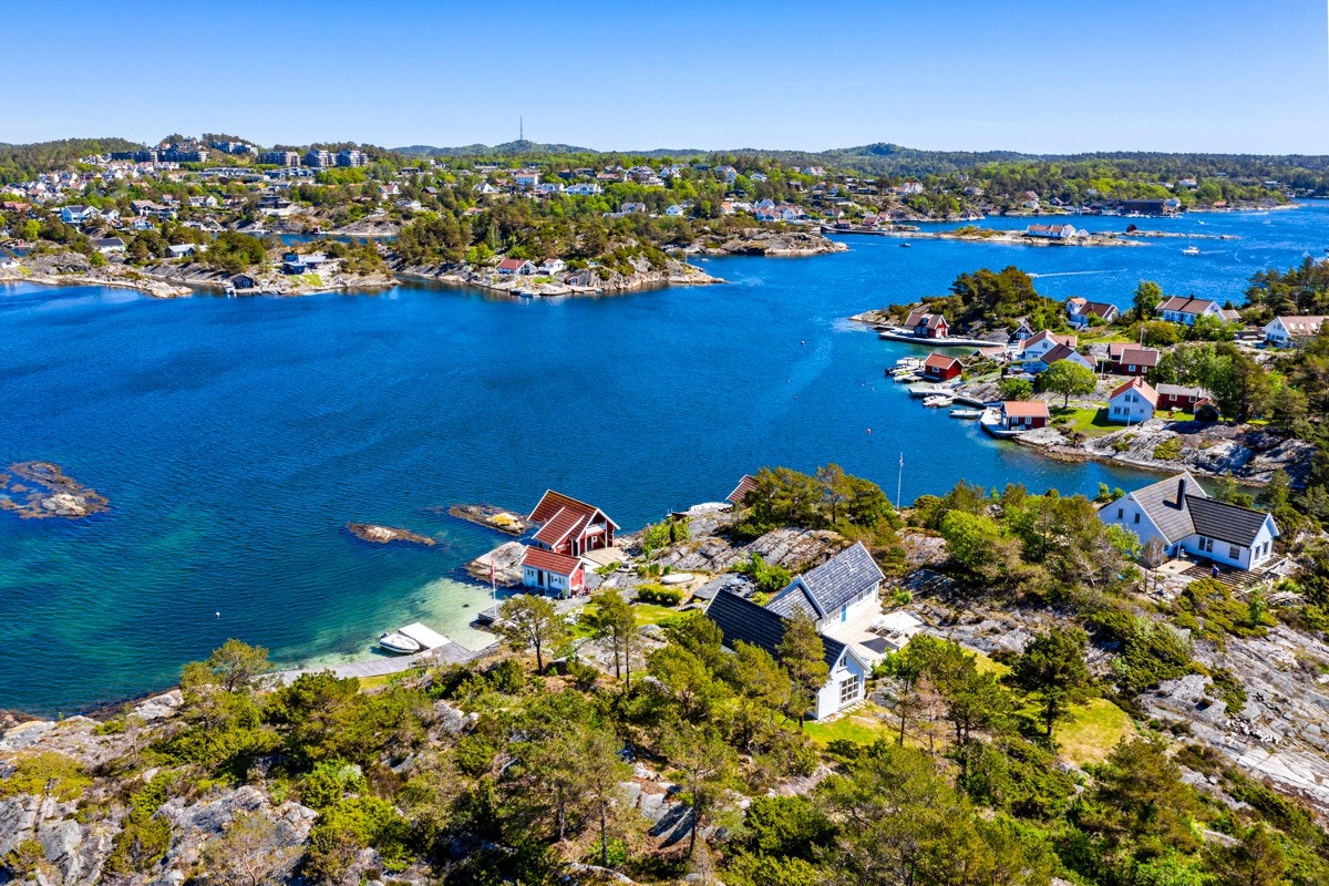Dronefoto over området - her inn mot fastland Galleribilde