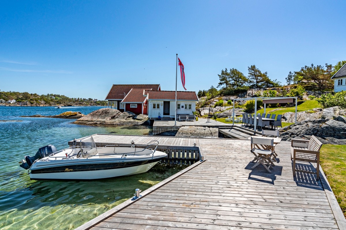 Brygge med plass til flere vanlige båter - store båter må ligge på svai Galleribilde