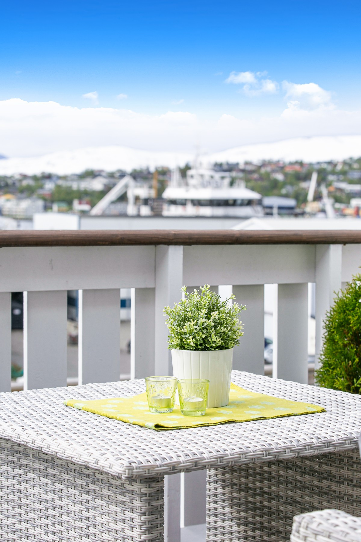 På veranda er det plass til hagemøbler