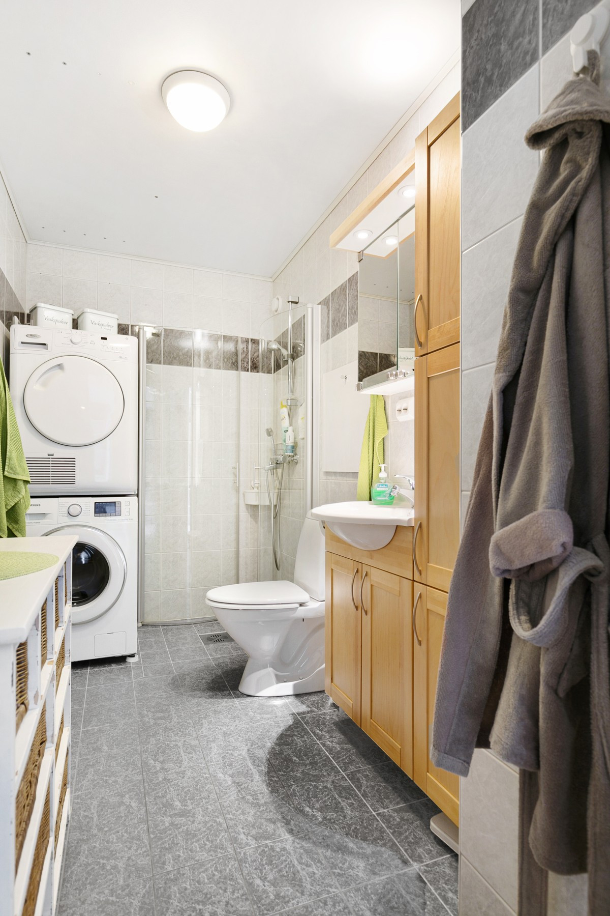 Badet har opplegg for vaskemaskin og tørketrommel