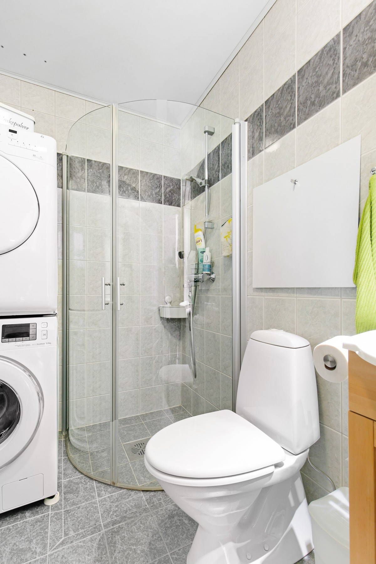 Badet er komplett flislagt og har innlagt gulvvarme